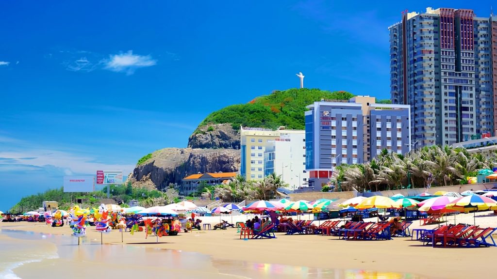 Toàn cảnh Bãi Sau Vũng Tàu và đường Thùy Vân nhìn từ trên cao.