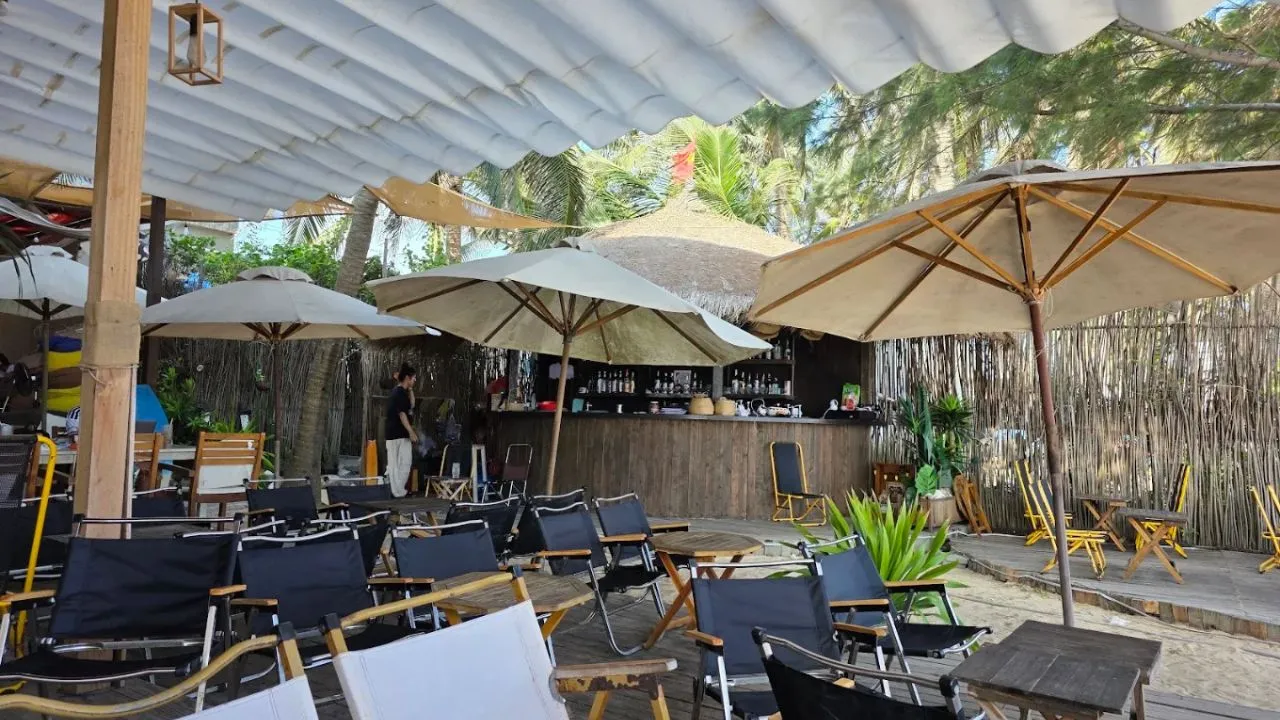 Up Coffee & Lounge: view biển hiện đại ở bãi Ông Mẵng