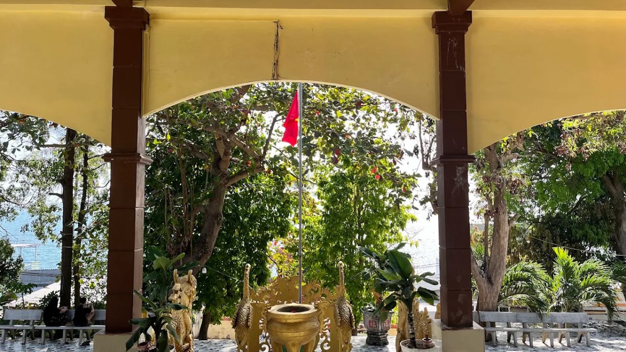 Vẻ đẹp bình dị và uy nghiêm của Miếu Bà Chúa Xứ Nam Du.