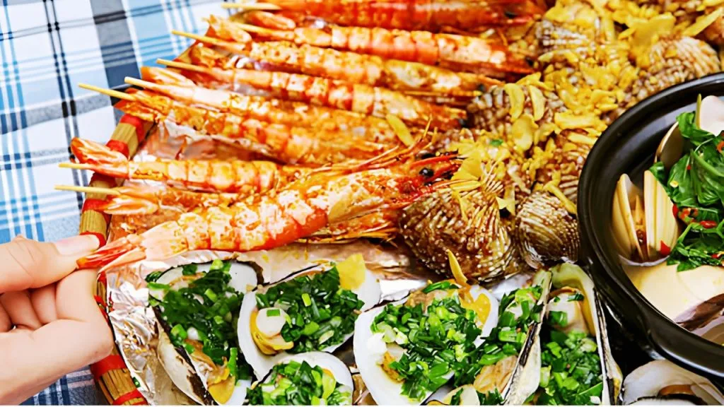 Thưởng thức hải sản tươi ngay trên thuyền khi đi Hòn Tranh Phú Quý