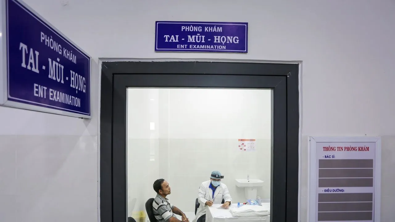 Bác sĩ luân phiên thăm khám bệnh nhân tại phòng khám Trung tâm Y tế Côn Đảo