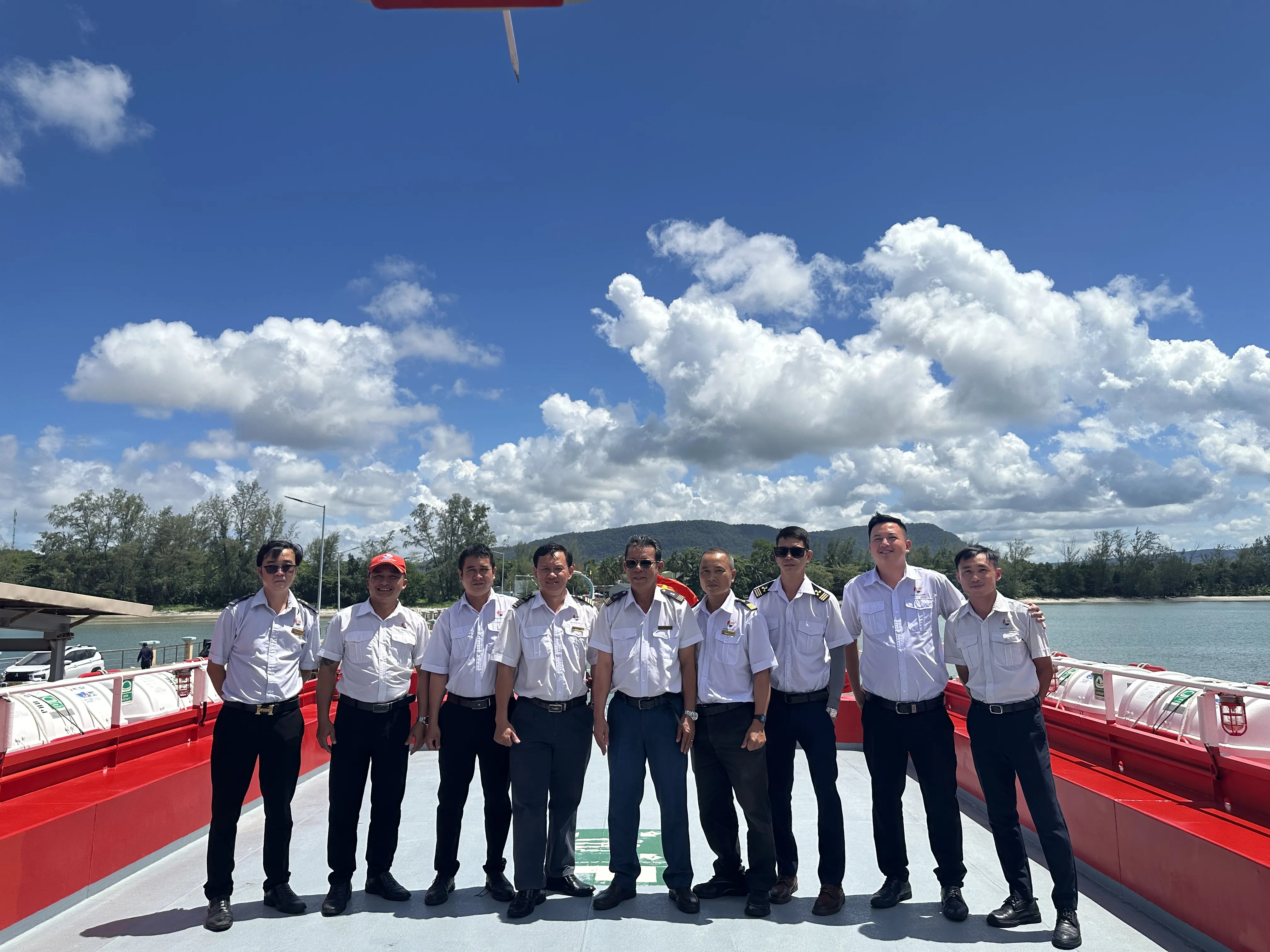 Thuyền trưởng Phú Quốc Express trong buồng lái tàu cao tốc