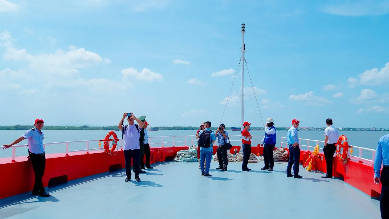 Boong tàu ngắm cảnh trên tàu Thăng Long