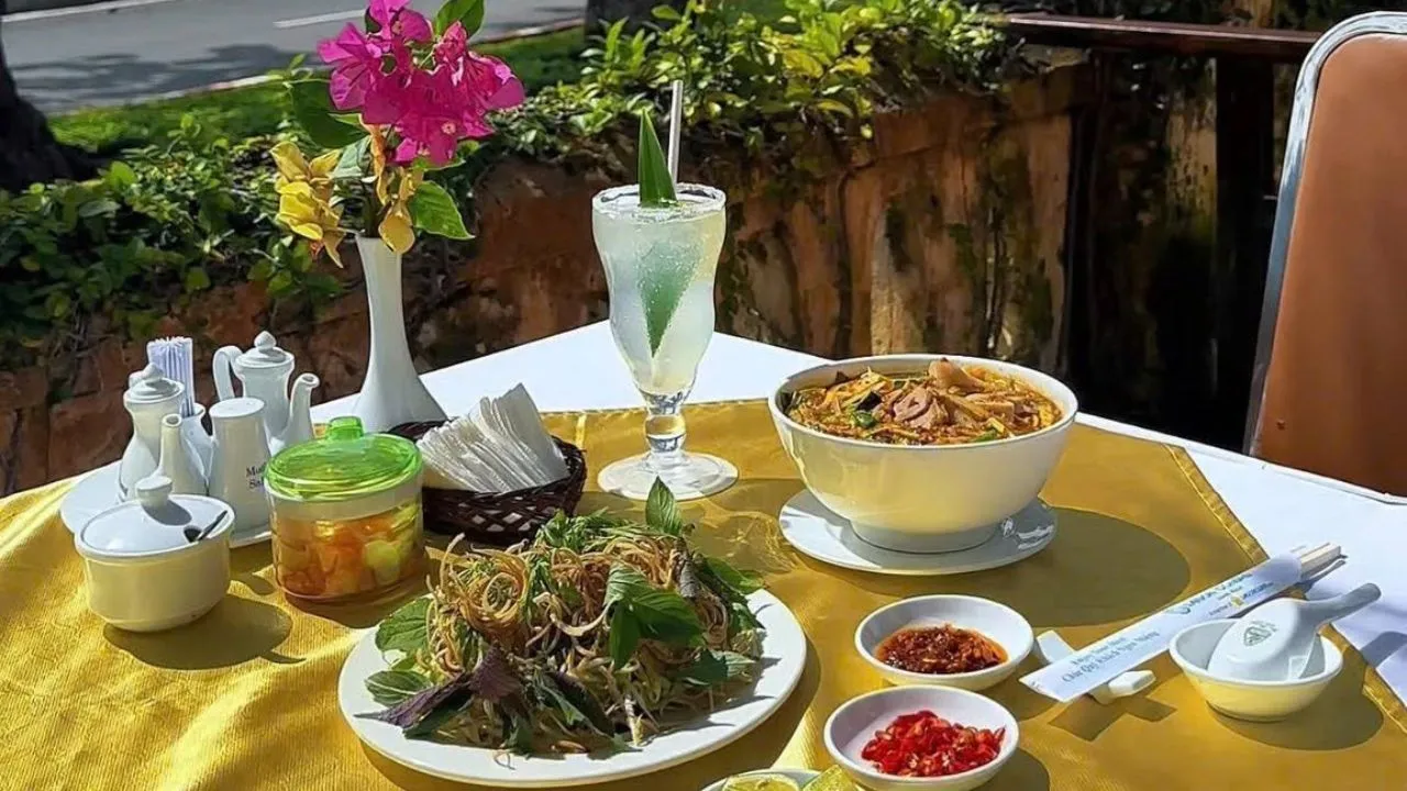 Bữa sáng bên bờ biển Côn Đảo trong nắng sớm, nước trong và núi xanh phía xa