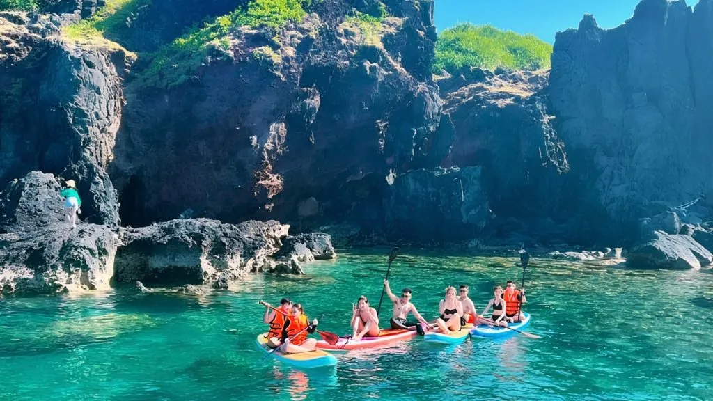 Du khách chèo SUP tại Hòn Tranh Phú Quý với làn nước biển xanh trong