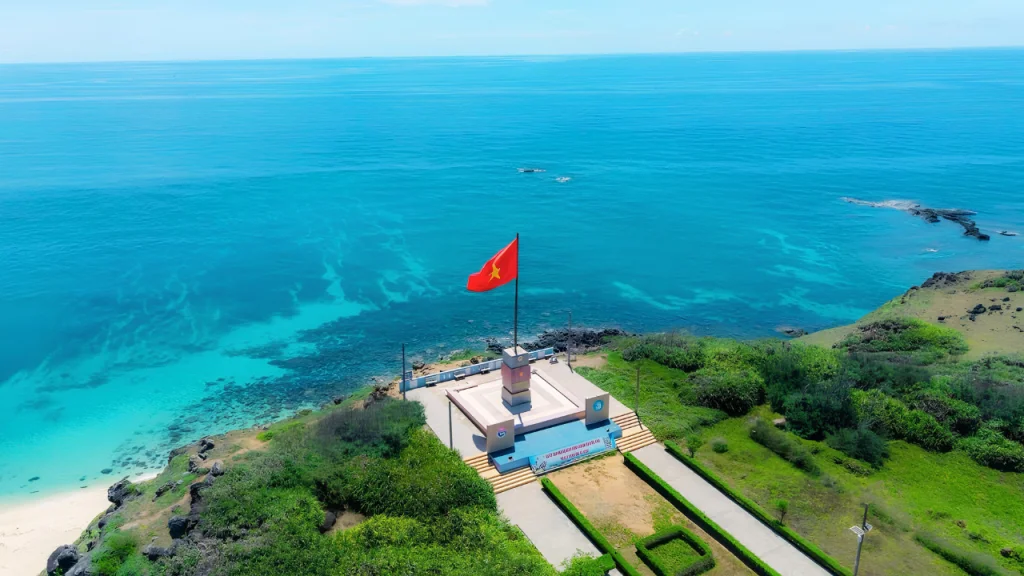Cột cờ chủ quyền trên mỏm đồi hướng ra biển ở đảo Phú Quý