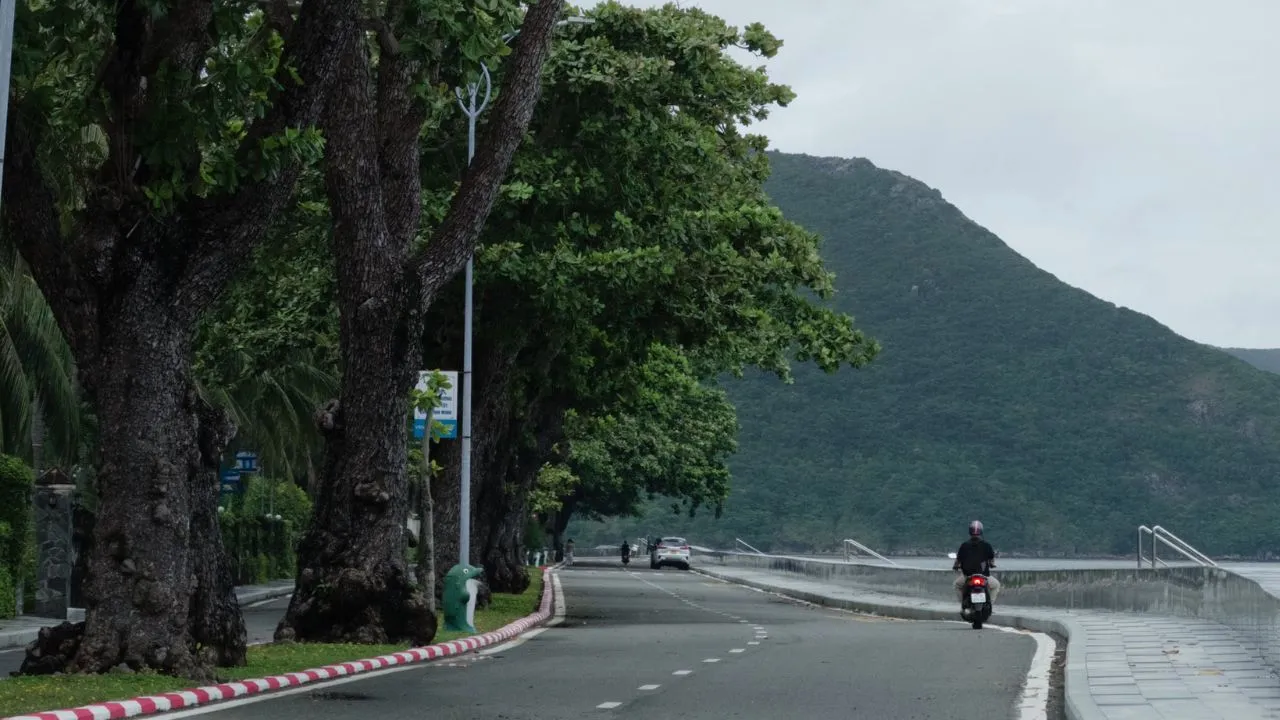 Cung đường ven biển Côn Đảo sau cơn mưa rào ngắn