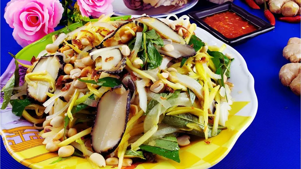 Gỏi xoài ốc giác Phú Quý với ốc giác giòn trộn xoài băm chua ngọt