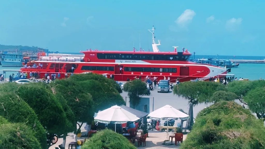 Tàu Phú Quý Express cao tốc 2 thân tại cảng Phan Thiết chuẩn bị đi đảo Phú Quý.