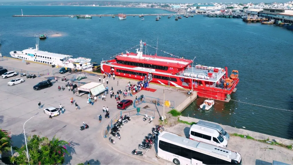 Bãi gửi xe ô tô tại Bến tàu khách Phan Thiết cho du khách đi đảo Phú Quý.