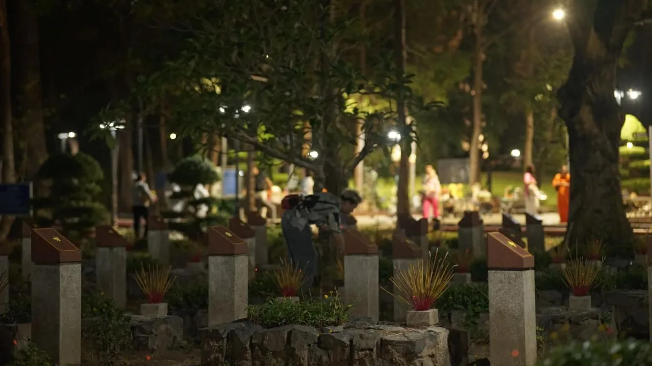 Du khách viếng nghĩa trang Hàng Dương vào ban đêm
