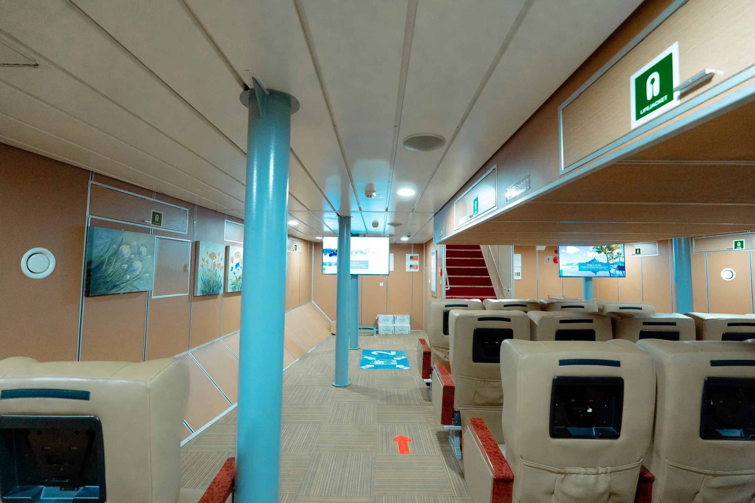 Khoang ghế VIP trên tàu Thăng Long