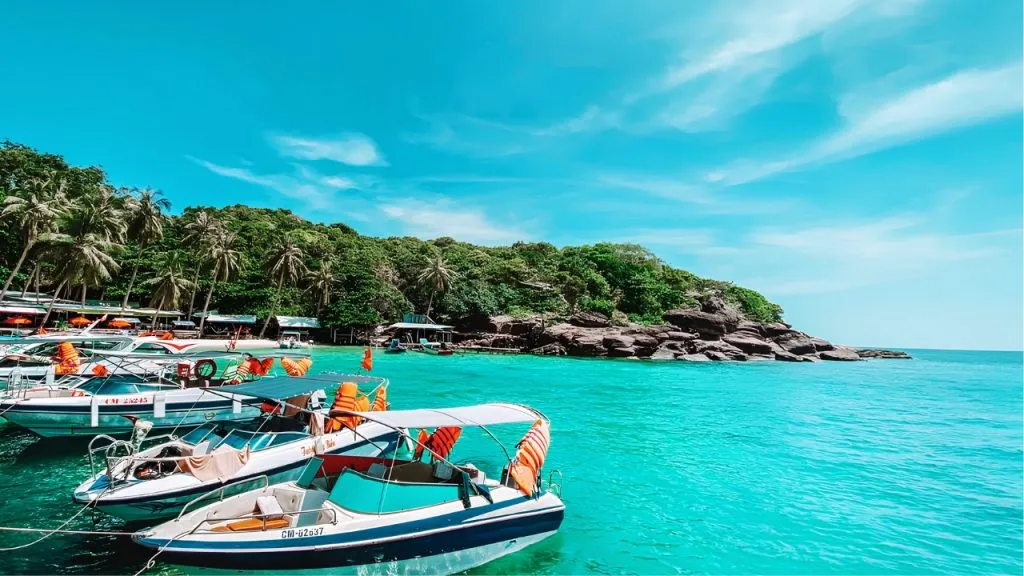Cano đưa du khách từ đảo Phú Quý đi Hòn Tranh