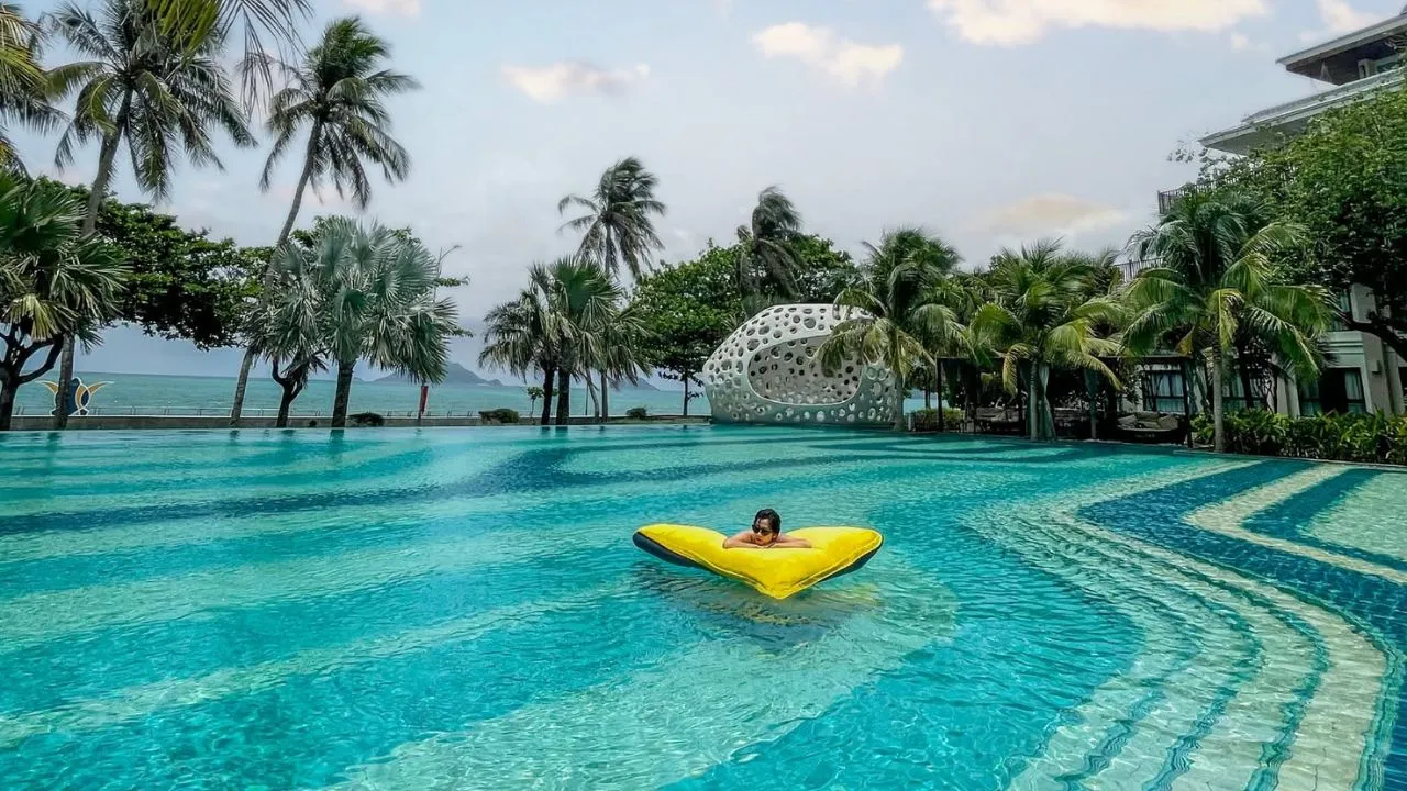 Hồ bơi tràn bờ The Secret Côn Đảo, phía dưới là hàng cây và bờ biển Lò Vôi