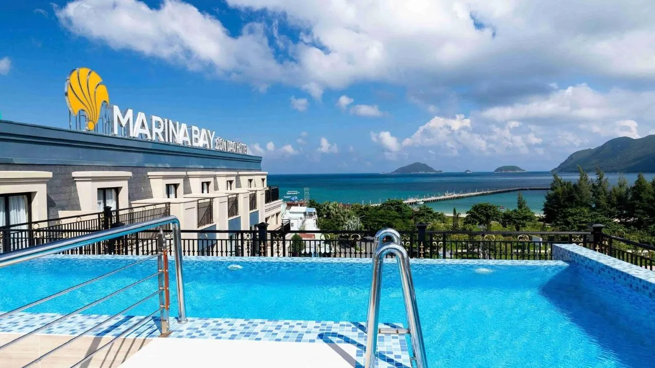 Hồ bơi vô cực tầng thượng Marina Bay Côn Đảo nhìn xuống vịnh Côn Sơn và cầu tàu