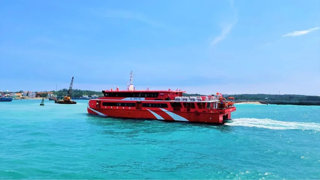 Tàu cao tốc Trưng Trắc màu đỏ của Phú Quốc Express phục vụ tuyến Phan Thiết – Phú Quý