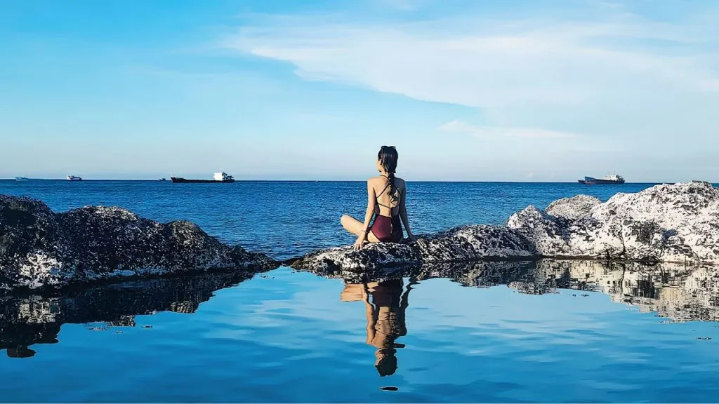 Khám phá vịnh Triều Dương Phú Quý với làn nước trong xanh và rừng dương rợp bóng