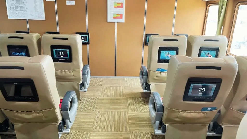 Vị trí ngồi giữa thân tàu cao tốc Phan Thiết đi Phú Quý giúp hạn chế say sóng