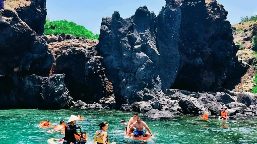 Du khách lặn ngắm san hô Hòn Tranh Phú Quý dưới làn nước biển trong xanh