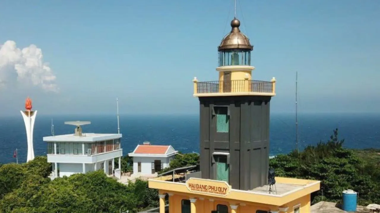 Ngọn hải đăng Phú Quý nằm trên núi Cấm