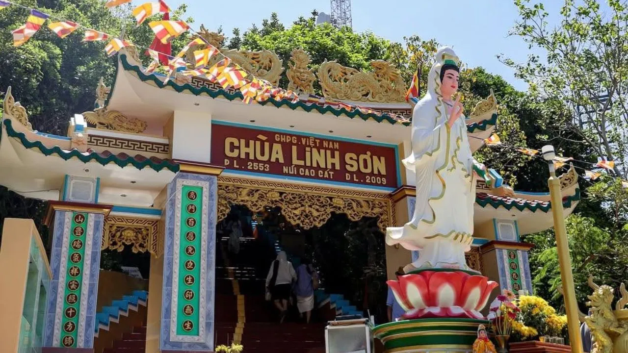 Chùa Linh Sơn nằm trên đỉnh núi Cao Cát