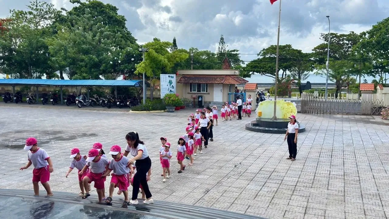 Quầy bán vé trong khuôn viên Bảo tàng Côn Đảo, có bảng niêm yết giá vé