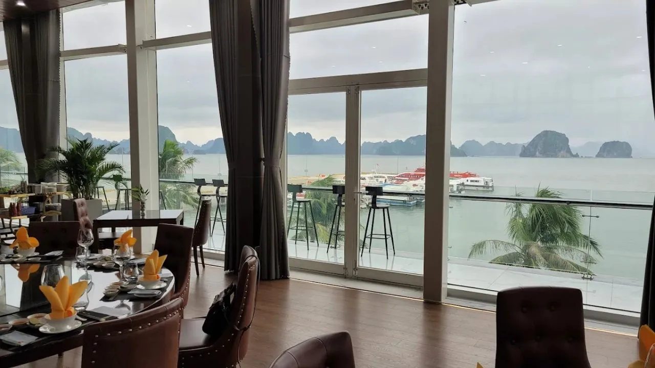 Tàu cao tốc hai thân cập cảng Ao Tiên phía sau là núi đá Vịnh Bái Tử Long