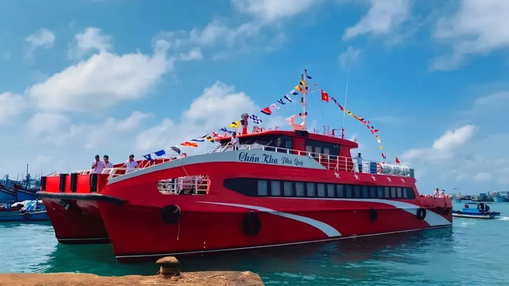 Tàu cao tốc Chấn Kha Phú Quý đang neo tại Cảng Phan Thiết
