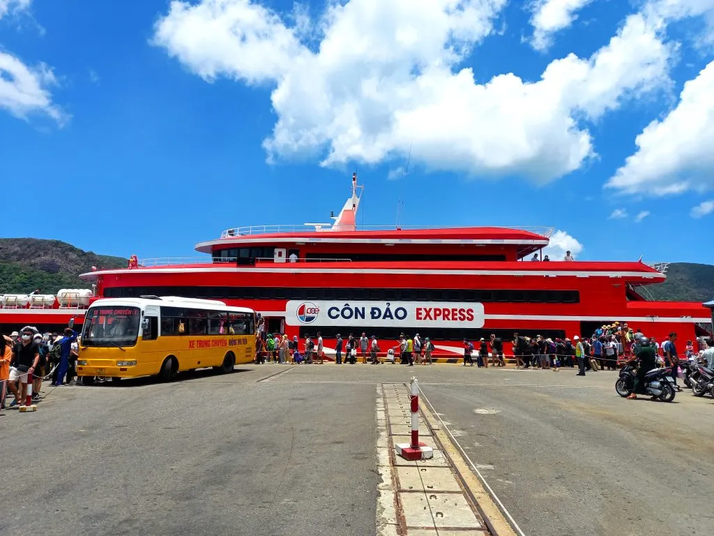 Tàu Thăng Long của Phú Quốc Express tại Côn Đảo ở cảng Bến Đầm