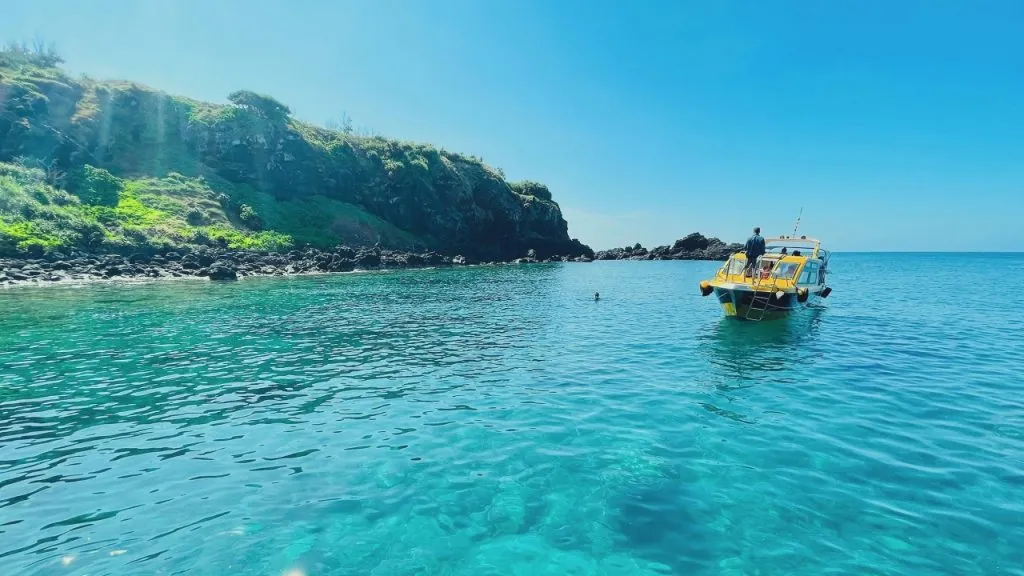 Biển đảo Phú Quý xanh trong và êm dịu vào mùa nắng đẹp tại Vịnh Triều Dương