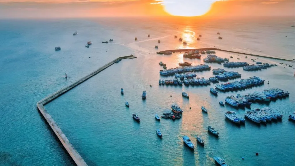 Biển Phú Quý vào mùa khô nắng đẹp, biển êm thuận lợi cho du lịch