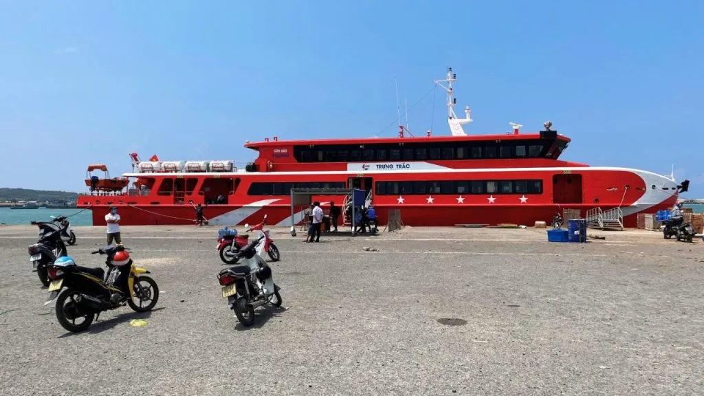 Nhân viên bốc dỡ xe máy lên boong tàu cao tốc tại Cảng Phan Thiết để vận chuyển ra đảo Phú Quý