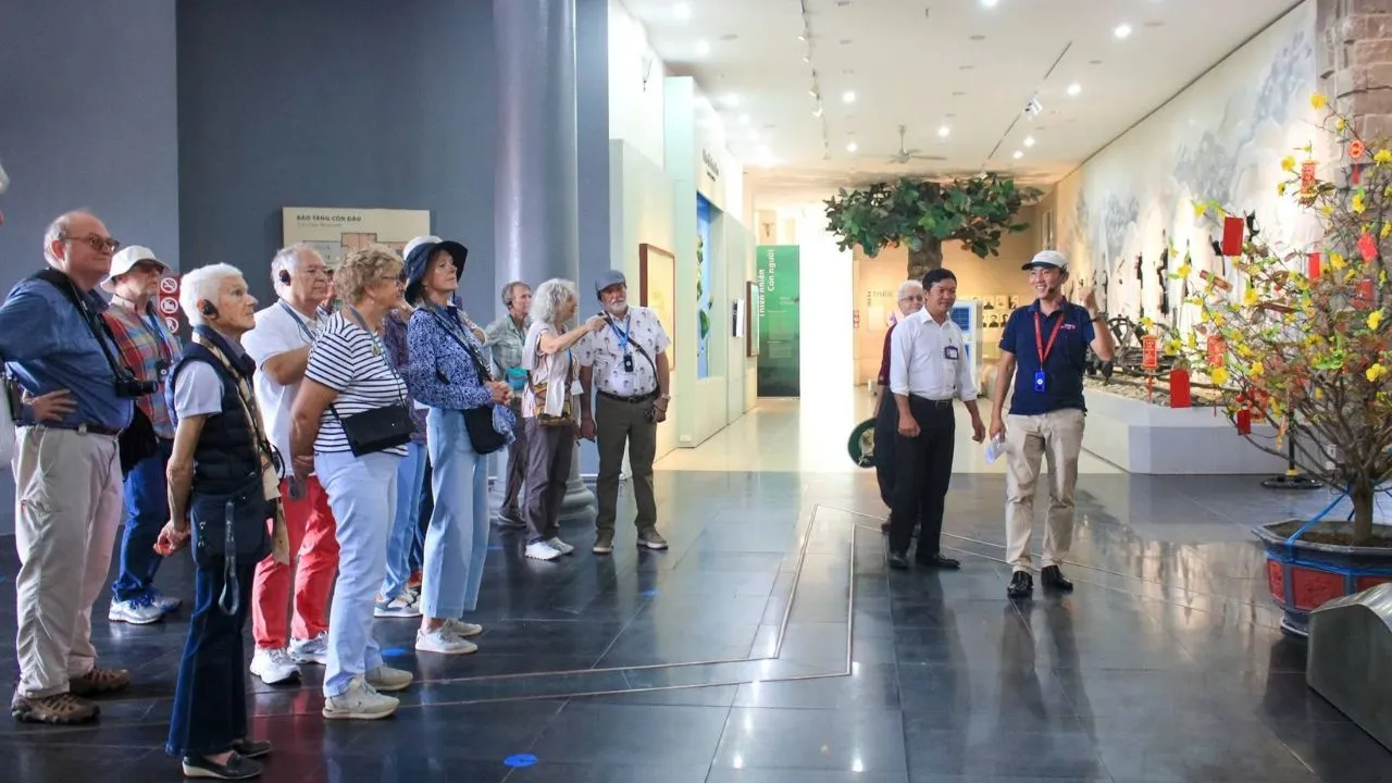 Thuyết minh viên ở bảo tàng Côn Đảo