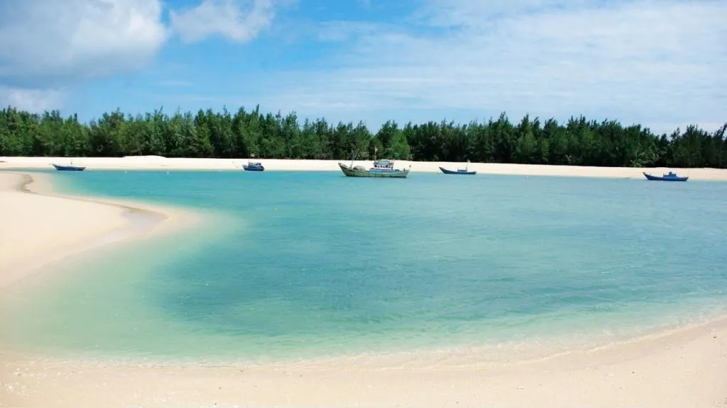 Toàn cảnh vịnh Triều Dương Phú Quý với bãi cát trắng, nước biển xanh trong và hàng dương ven bờ