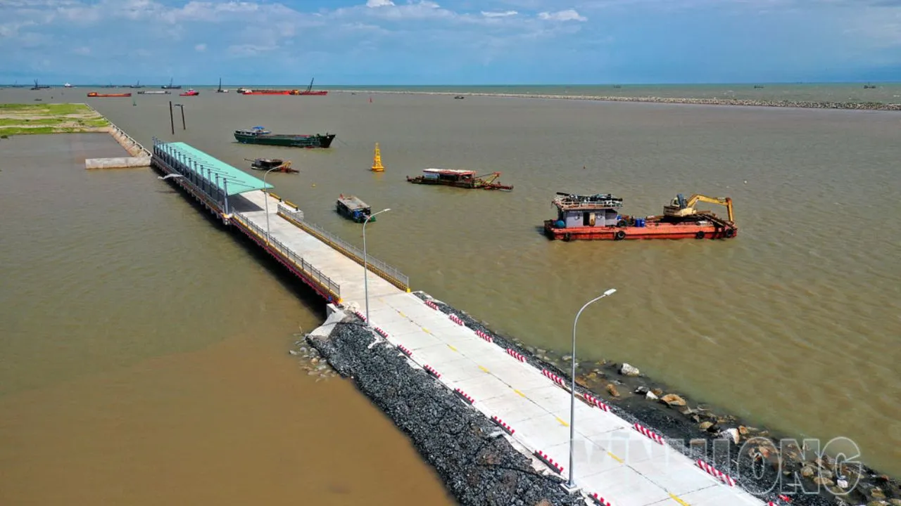 Tuyến đường dẫn dài 920m từ nhà chờ cho đến cầu tàu khá thông thoáng