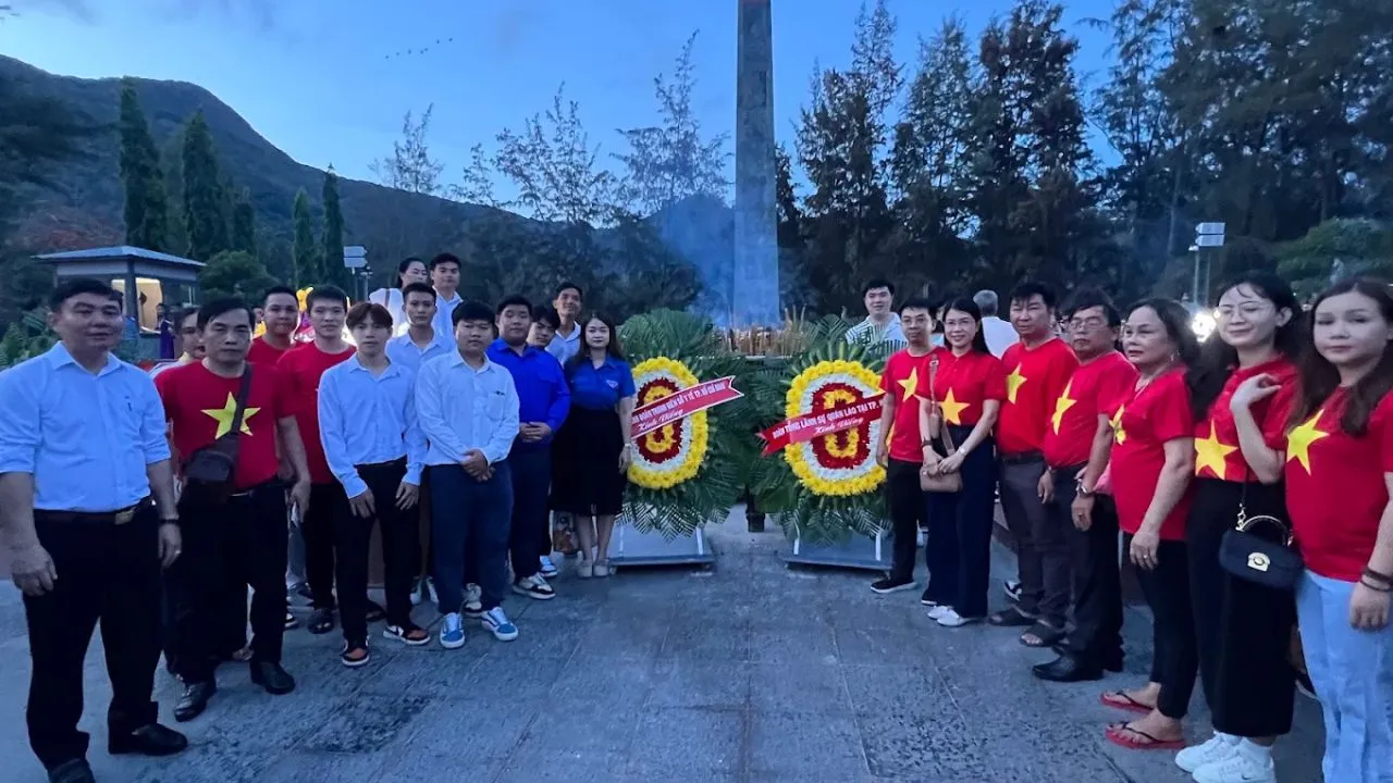 Tourists visit Hang Dương cemetery at night