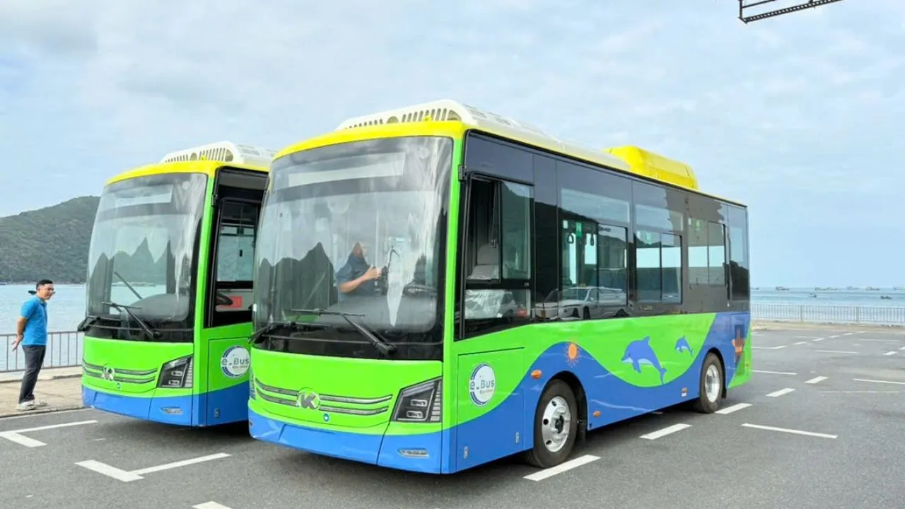 Xe buýt điện tuyến 173 màu xanh chạy trên đường ven biển Côn Đảo